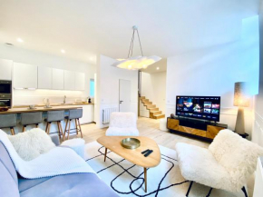 Velvet - BEST KEYS - Maison Duplex Élégante - Plein Centre Ville - Déco Minimaliste & Cosy - Literie Haut de Gamme - 2 chambres séparées - Lit Queen Size & 1 canapé convertible - Smart TV - WiFi Fibre